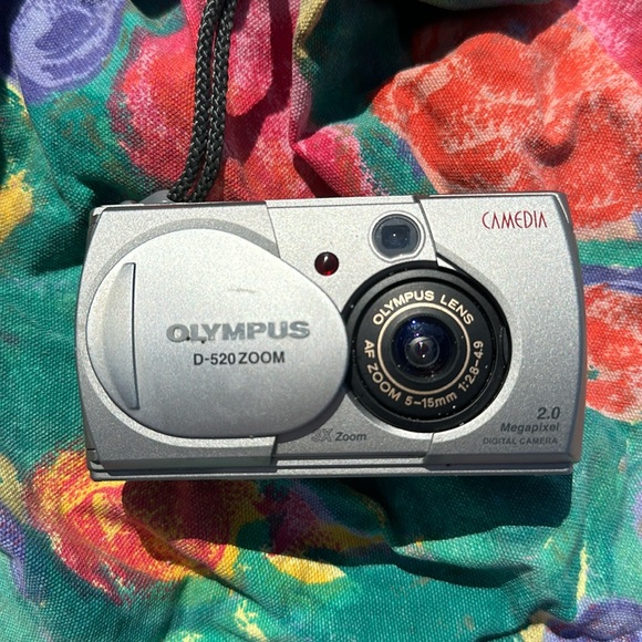 Silver camera. OLYMPUS D-520 ZOOM DIGITAL CAMERA Silver Black VTG VINTAGE - Picture 1 of 11